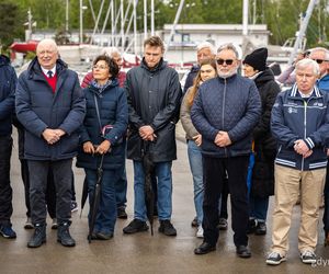 Tablica upamiętniająca Bohdana Sienkiewicza na Alei Żeglarzy w Gdyni
