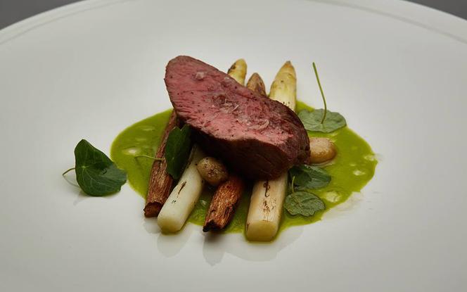 Jagnięcina ze szparagami, skorzonerą i sosem szparagowym