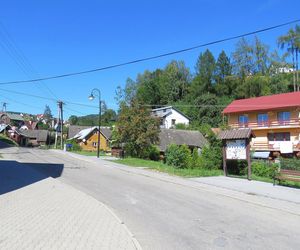 To jedna z najmniejszych małopolskich wsi. Kiedyś król Polski podarował ją biskupowi z Krakowa 