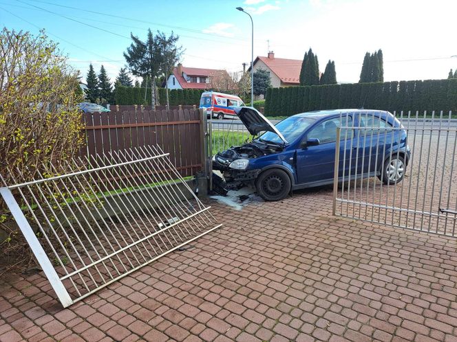 Łęg Tarnowski. Opel wypadł z jezdni i uderzył w betonowe ogrodzenie