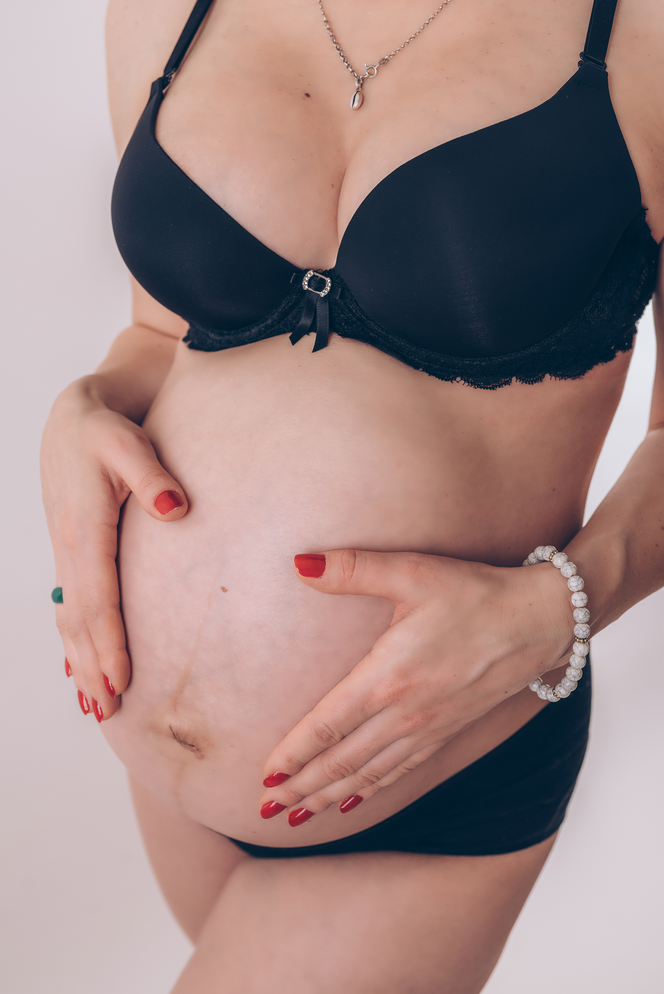 Brzuch kobiety w 36 tygodniu ciąży
