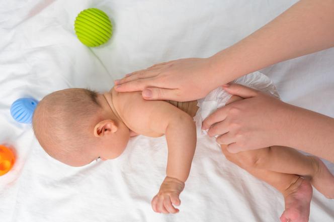 Leżąc na boku niemowlę również doskonale wzmacnia mięśnie brzucha.