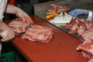 Alert RCB: nie jedz mięsa z tego targowiska! Śmiertelne zatrucie w Nowej Dębie