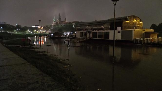 Wielka woda w Krakowie. W piątek rano fala kulminacyjna