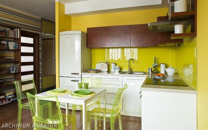 Mała kuchnia w radosnych kolorach: żółte ściany w kuchni