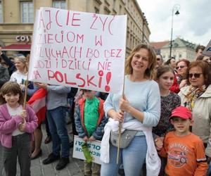 Narodowy Marsz Życia przez Warszawę. Organizatorzy mówią, że idą w obronie „poczętych dzieci zagrożonych aborcją”