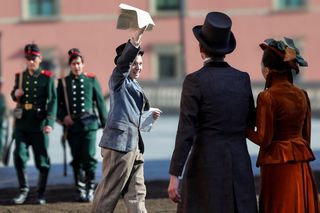 Wokulski i Rzecki spacerują po Warszawie. Plan zdjęciowy „Lalki” przeniósł Stare Miasto do XIX wieku!