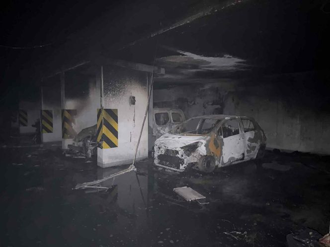 Pokazali jak wygląda wnętrze spalonego garażu w Ząbkach. Ogień pojawił się w nocy. Ewakuowano 300 osób