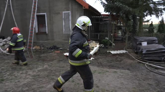 Ogień na plebanii pojawił się w czasie mszy. Żywioł strawił majątek parafian 