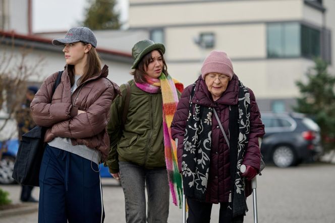 Na Wspólnej odc. 4026. Krystyna Agier (Małgorzata Knothe), Ula (Julia Jurek), Dorota (Anastazja Kohut)