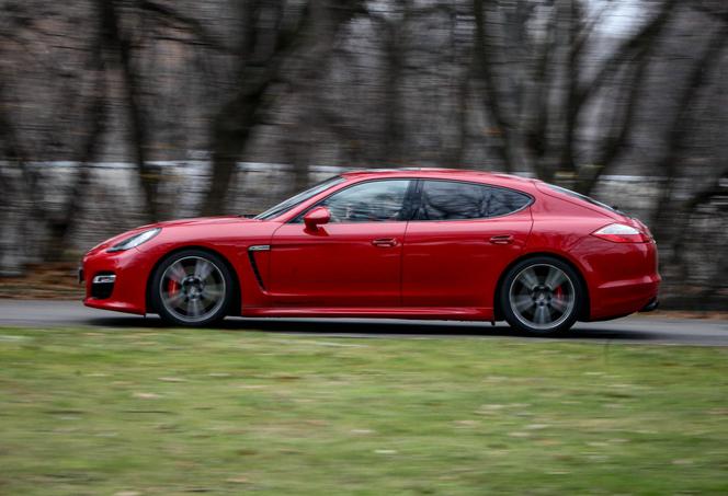 Adrian Zieliński w Porsche Panamera GTS