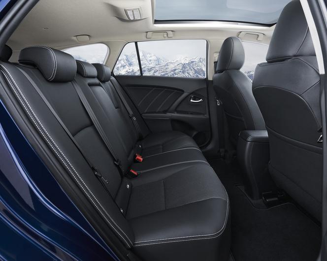 Toyota Avensis Touring Sports lifting 2015