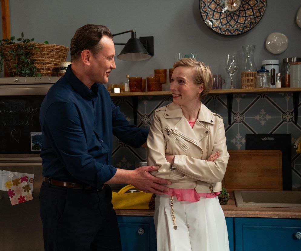 Aktor Paweł Ławyronowicz jako Robert Stefaniak obejmuje Weronikę Nockowską wcielającą się w Sonię, która uśmiecha się do partnera w kuchni; on skrywa zdradę, ona naiwnie mu wierzy. Więcej o ich losach w Barwach szczęścia przeczytasz na Super Seriale.