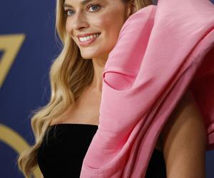 Gala SAG Awards 2024. Margot Robbie zachwyciła manicure w stylu jelly pink nails [ZDJĘCIA]