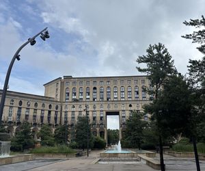 Picasso's Arenas. Budynek mieszkalny położony w Noisy-le-Grand pod Paryżem