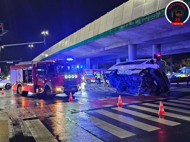 Fatalny wypadek w Warszawie. Bus wywrócił się na drodze, wielu rannych 