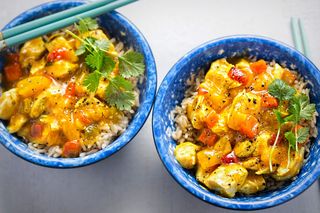 Pierś kurczaka z ananasem i curry. Sprawdzony przepis na kurczaka z owocowym twistem