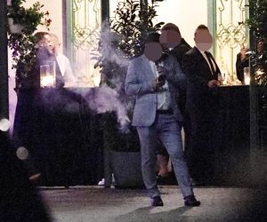 Anna Lewandowska w nocy pali elektryczne papierosy