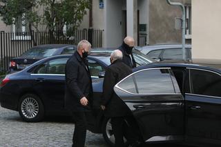 Policja pilnuje Kaczyńskiego? Radiowozy pod domem i kościołem