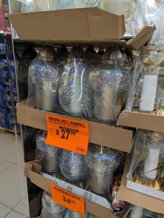 Promocje na Wszystkich Świętych w Biedronce. Wkłady do zniczy gratis
