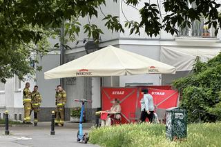 Na terenie ogródka rozłożyli parawan. Obok siedziała modląca się kobieta. Co tam się stało?!