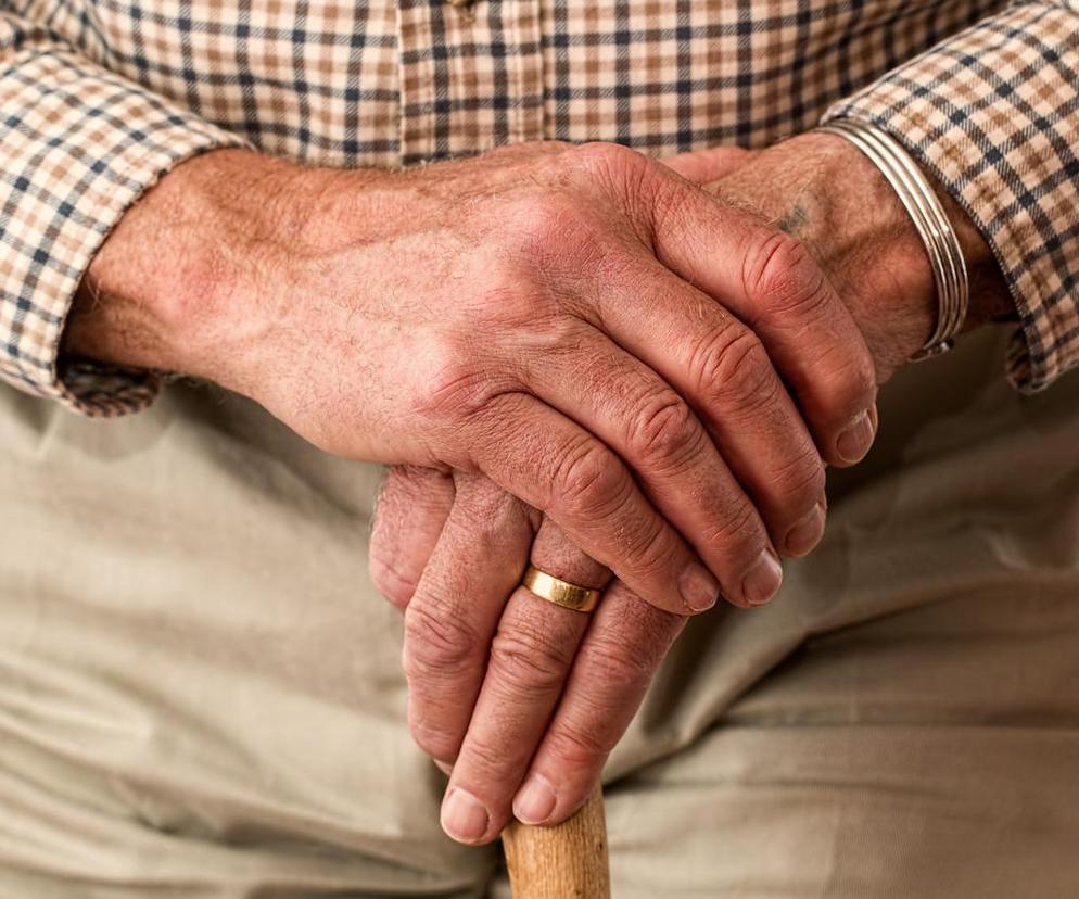 Śniadowo. Senior uwierzył, że pomaga synowi w potrzebie i stracił majątek. Ile pieniędzy przekazał oszustom?