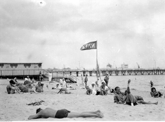 Plażowicze podczas wypoczynku nad morzem Bałtyckim. Zdjęcie z Gdyni z 1932 roku