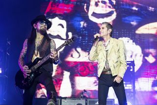 Gwiazdorzy rocka pobili się na scenie! Pozywają się nawzajem