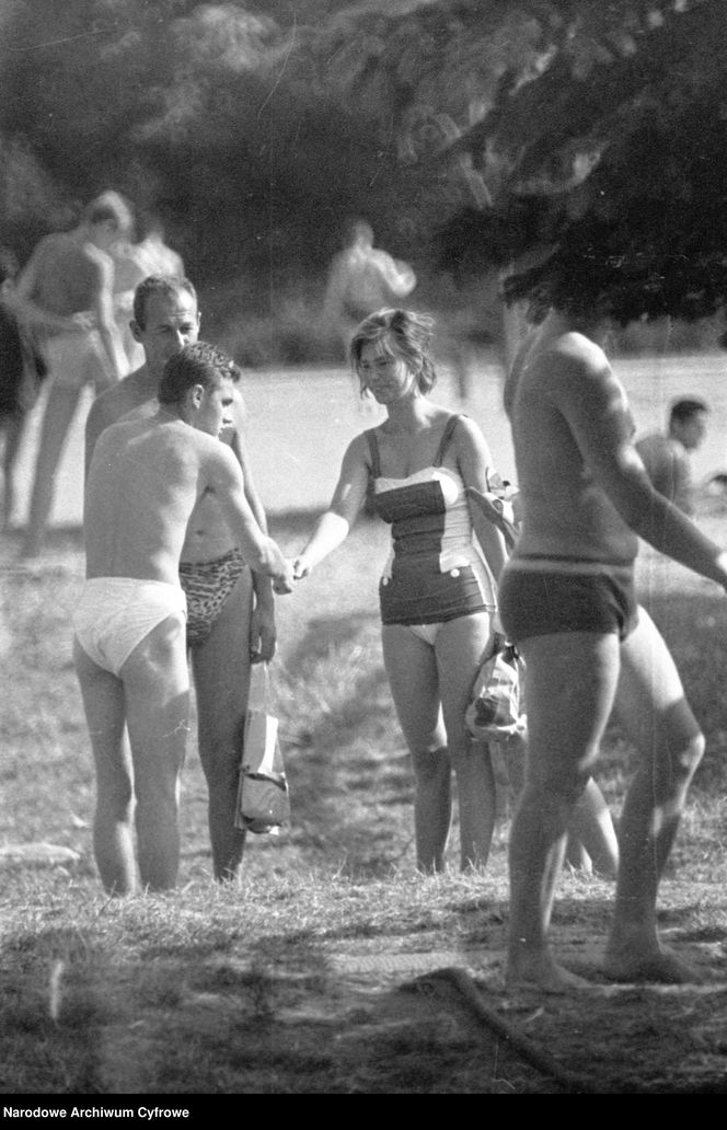 QUIZ PRL. Seksbomby znad Bałtyku. W czym opalały się nasze matki i babki? 15 pytań o plażowanie w stylu PRL