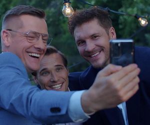 M jak miłość odc. 1887. Marcin (Mikołaj Roznerski), Olek (Maurycy Popiel), Piotrek (Marcin Mroczek)