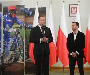 Prezydent RP Karol Nawrocki oraz indywidualny i drużynowy mistrz świata na żużlu Bartosz Zmarzlik