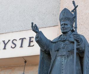 Radni Ostrzeszowa stają w obronie Jana Pawła II