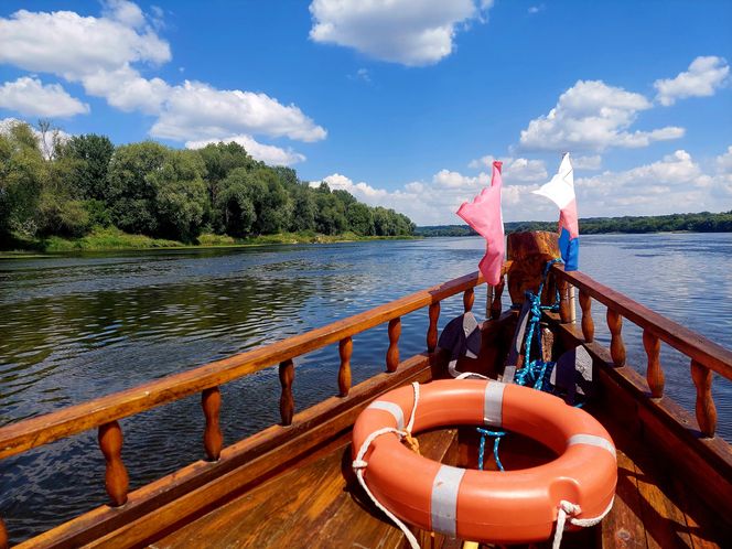 Wisła w Fordonie zaprasza turystów. Można popływać drewnianą łodzią i poczuć tę samą bryzę, co kiedyś flisacy