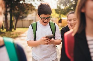 Kartki na Dzień Chłopaka. Mamy gotowe wzory z życzeniami na 30 września - musisz tylko wybrać