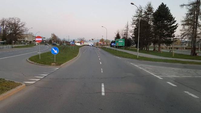 O świcie pijany kierowca jechał przez Nowy Sącz. Miał zwidy i skończył pod latarnią