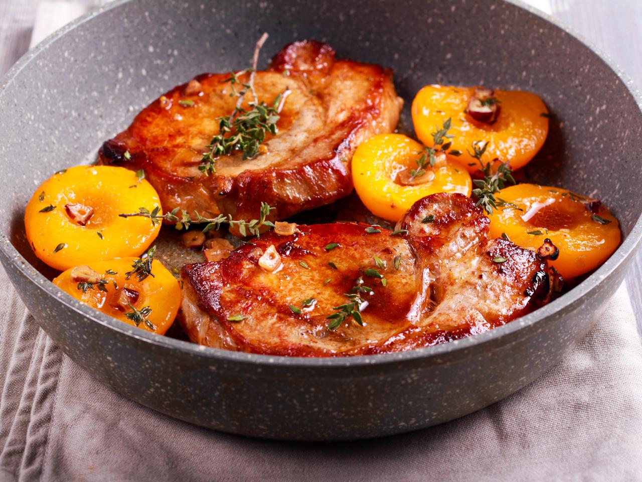 Kusząca polędwica wieprzowa w towarzystwie brzoskwiniowego sosu