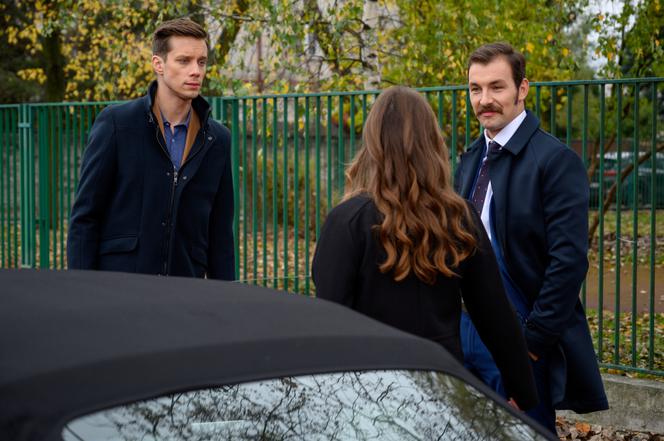 Na Wspólnej, odc. 3035. Darek (Michał Mikołajczak), Aneta (Dorota Krempa), jej nowy kochanek (Oskar Stoczyński)