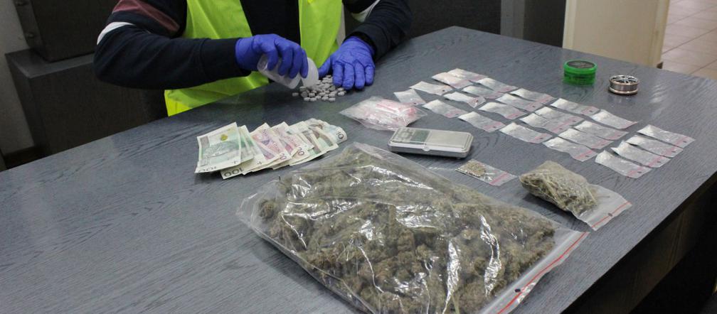 Próbowali pozbyć się narkotyków przez okno - to była rodzinna akcja