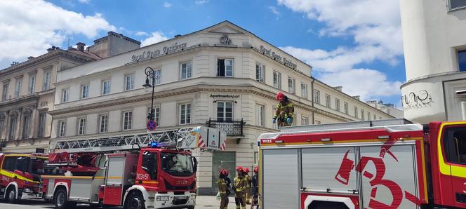 Malutkie dziecko chodziło po parapecie na drugim piętrze kamienicy. Wstrząsające sceny w Warszawie