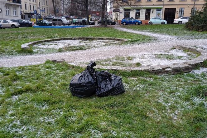Śmieci na Placu Wiosny Ludów w Poznaniu