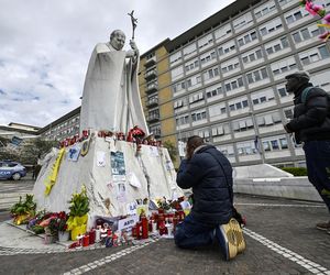 Wierni modlą się o zdrowie Papieża Franciszka