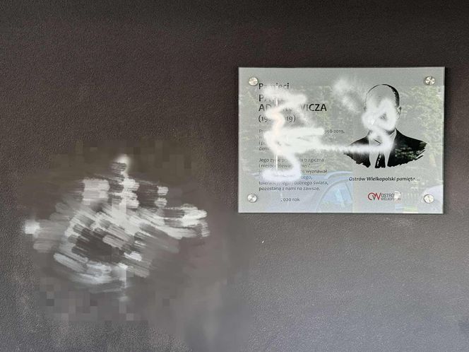 Wandale zniszczyli tablicę Pawła Adamowicza i wulgarnie obrazili prezydentkę miasta