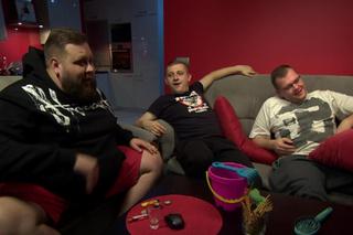 Uczestnik Gogglebox. Przed telewizorem przeszedł spektakularną przemianę. Trudno uwierzyć, że to on