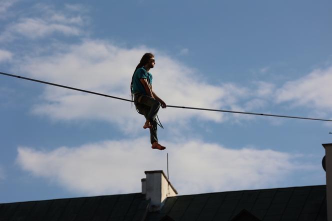   Urban Highline Festival 2023 w Lublinie. Slacklinerzy robią cuda na linach!