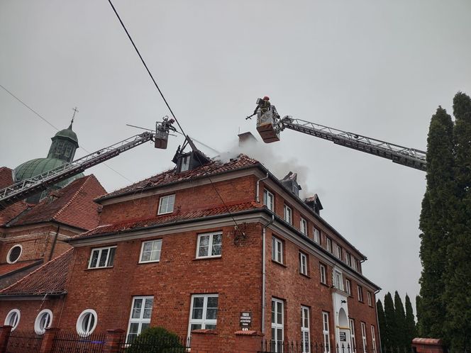 Pożar klasztoru redemptorystów w Braniewie! Na miejscu 10 zastępów straży pożarnej [ZDJĘCIA]