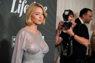 Sydney Sweeney w prześwitującej sukience. Obok m.in. legenda boksu