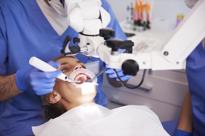 Młoda kobieta u dentysty
