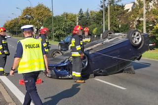 Dachowanie samochodu w Wawrze. Dwie osoby poszkodowane
