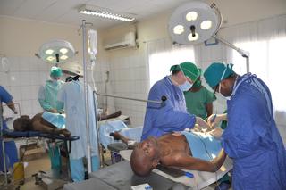 Krakowscy lekarze wyjeżdżają do Kamerunu operować tamtejszych pacjentów