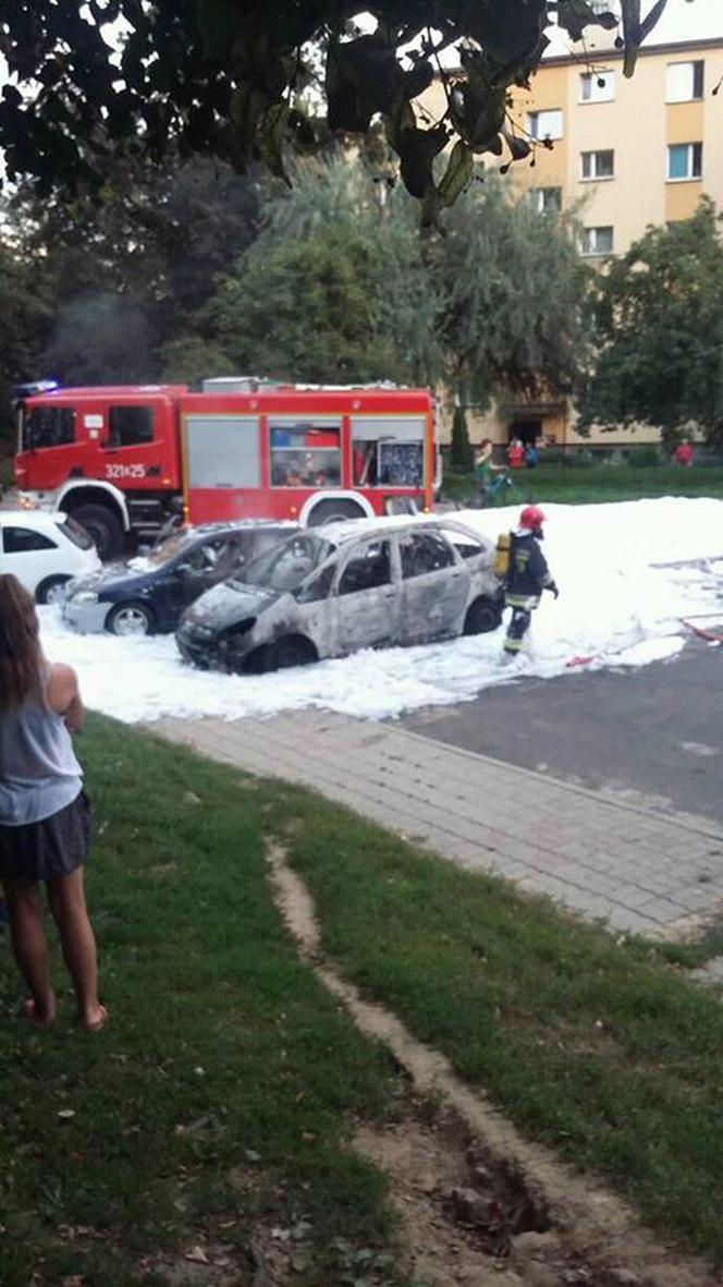 Pożar dwóch samochodów na Kopczyńskiego w Rzeszowie